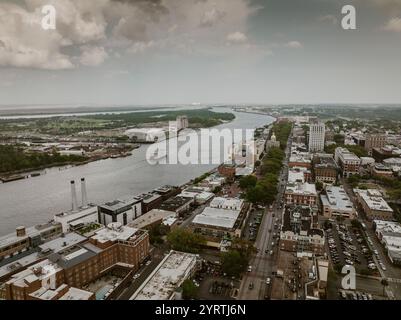 6. APRIL 2022, SAVANNAH GEORGIA, USA – aus der Vogelperspektive auf die historische Stadt Savannah Georgia und den Savannah River Stockfoto