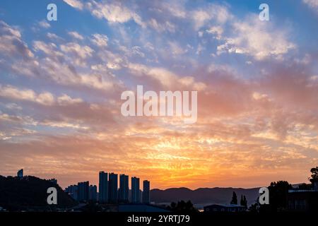 Dramatischer goldener Sonnenuntergang über einem malerischen Horizont. Foto in Daegu Südkorea während der goldenen Stunde Stockfoto