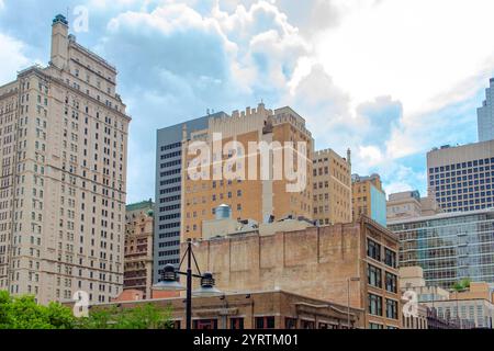 Gebäude und Wolkenkratzer in der Innenstadt. Foto in Dallas Texas an einem bewölkten Tag Stockfoto