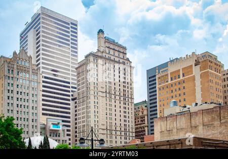 Gebäude und Wolkenkratzer in der Innenstadt. Foto in Dallas Texas an einem bewölkten Tag Stockfoto