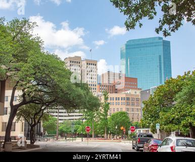 Gebäude im Stadtzentrum und Bäume der Skyline von Fort Worth Texas. Foto in Fort Worth Texas an einem teilweise bewölkten Tag Stockfoto