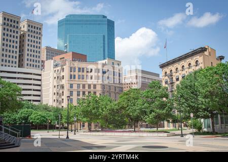 Gebäude im Stadtzentrum und Bäume der Skyline von Fort Worth Texas. Foto in Fort Worth Texas an einem teilweise bewölkten Tag Stockfoto