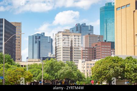 Gebäude im Stadtzentrum und Bäume der Skyline von Fort Worth Texas. Foto in Fort Worth Texas an einem teilweise bewölkten Tag Stockfoto