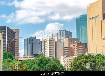 Gebäude im Stadtzentrum und Bäume der Skyline von Fort Worth Texas. Foto in Fort Worth Texas an einem teilweise bewölkten Tag Stockfoto