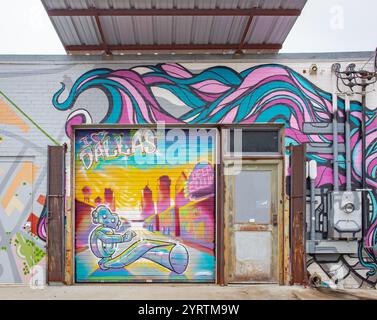 Farbenfrohe blaue und violette städtische Kunstwerke an einem Gebäude. Foto gemacht im Deep Ellum in der Innenstadt von Dallas, Texas Stockfoto