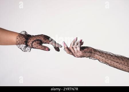 Weibliche Hände. Handgriff. Schöne Frauenhände. Weibliche Hände. Spa und Maniküre-Konzept. Frau Hand in Vintage-Handschuhen. Stockfoto
