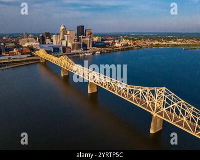 Der Blick auf das Clark Memorial überquert den Ohio River nach Louisville, Kentucky – von Indiana aus gesehen Stockfoto