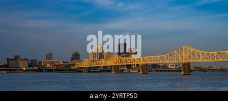 Die Clark Memorial Bridge überquert den Ohio River nach Louisville, Kentucky – von Indiana aus gesehen Stockfoto