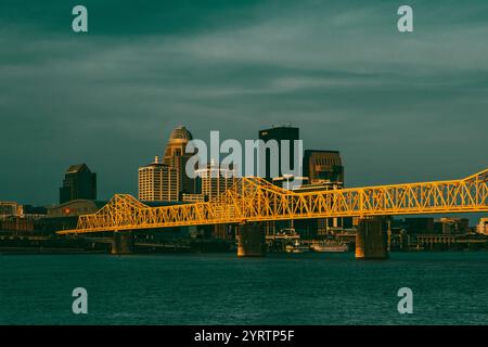 Die Clark Memorial Bridge überquert den Ohio River nach Louisville, Kentucky – von Indiana aus gesehen Stockfoto