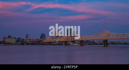 Die Clark Memorial Bridge überquert den Ohio River nach Louisville, Kentucky – von Indiana aus gesehen Stockfoto