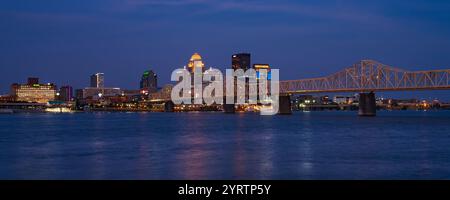 Die Clark Memorial Bridge überquert den Ohio River nach Louisville, Kentucky – von Indiana aus gesehen Stockfoto