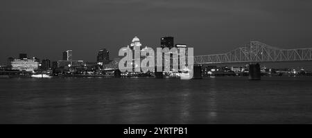 Die Clark Memorial Bridge überquert den Ohio River nach Louisville, Kentucky – von Indiana aus gesehen Stockfoto