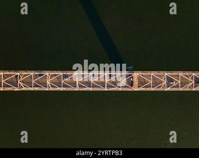 Die Clark Memorial Bridge überquert den Ohio River nach Louisville, Kentucky Stockfoto