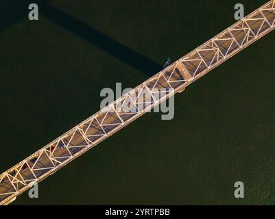 Die Clark Memorial Bridge überquert den Ohio River nach Louisville, Kentucky Stockfoto