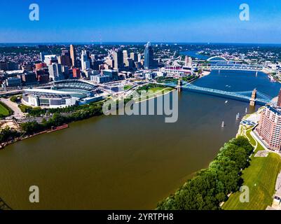 Aus der Vogelperspektive der Suspension Bridges und der James Roebling Bridge über den Ohio River von Covington Kentucky nach Cincinnati Ohio Stockfoto