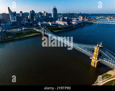 Aus der Vogelperspektive der Suspension Bridges und der James Roebling Bridge über den Ohio River von Covington Kentucky nach Cincinnati Ohio Stockfoto