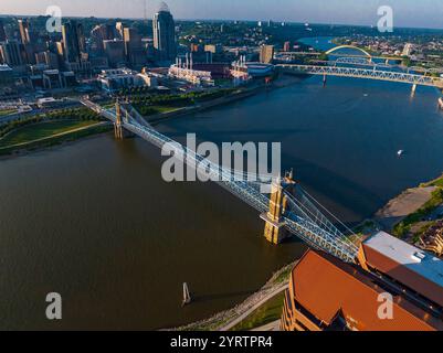 Aus der Vogelperspektive der Suspension Bridges und der James Roebling Bridge über den Ohio River von Covington Kentucky nach Cincinnati Ohio Stockfoto