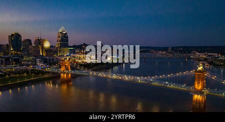 Aus der Vogelperspektive der Suspension Bridges und der James Roebling Bridge über den Ohio River von Covington Kentucky nach Cincinnati Ohio Stockfoto