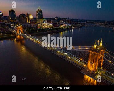 Aus der Vogelperspektive der Suspension Bridges und der James Roebling Bridge über den Ohio River von Covington Kentucky nach Cincinnati Ohio Stockfoto