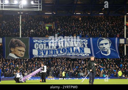 Dezember 2024; Goodison Park, Liverpool, England; Premier League Football, Everton gegen Wolverhampton Wanderers; Everton Fans am Gwladys Street End zeigen vor dem Auftakt ein riesiges Banner mit Clublegende Colin Harvey Stockfoto