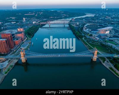 Aus der Vogelperspektive der Suspension Bridges und der James Roebling Bridge über den Ohio River von Covington Kentucky nach Cincinnati Ohio Stockfoto