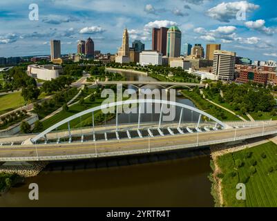 Blick auf die Skyline der Brücken über den Scioto River, der durch Columbus, Ohio, verläuft Stockfoto