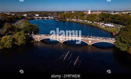 10/22/22 CAMBRIDGE, BOSTON, MA., USA - Luftaufnahme von „Head of the Charles“ - jährlicher Ruderwettbewerb auf dem Charles River in Harvard vor der Weeks Bridge Stockfoto