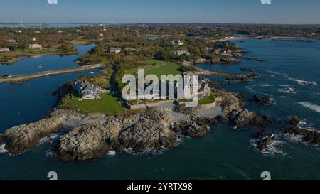 OKTOBER 2022, NEWPORT, RI - USA - aus der Vogelperspektive von Newport Rhode Island auf dem Meer zeigt wohlhabende Villen Stockfoto