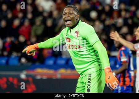 Basel, Schweiz. Dezember 2024. Basel, Schweiz, 04. Dezember 2024: Torhüter Timothy Fayulu (16 Sion) beim Schweizer Fußballspiel zwischen dem FC Basel 1893 und dem FC Sion im St. Jakob-Park in Basel. Philipp Kresnik (Philipp Kresnik/SPP) Credit: SPP Sport Press Photo. /Alamy Live News Stockfoto