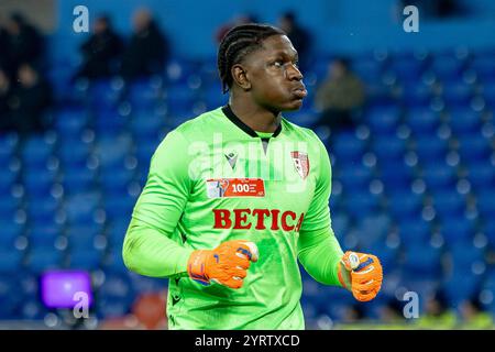 Basel, Schweiz. Dezember 2024. Basel, Schweiz, 04. Dezember 2024: Torhüter Timothy Fayulu (16 Sion) beim Schweizer Fußballspiel zwischen dem FC Basel 1893 und dem FC Sion im St. Jakob-Park in Basel. Philipp Kresnik (Philipp Kresnik/SPP) Credit: SPP Sport Press Photo. /Alamy Live News Stockfoto