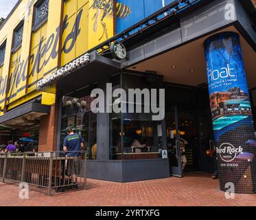 Fassade eines Starbucks Coffee Stores im Gaslamp Quarter. Stockfoto