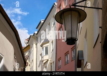 Innsbruck farbenfrohe Gebäude und Lampe. Eine schmale Gasse in der Altstadt von Innsbruck mit farbenfrohen Gebäuden in der Sonne. Tirol, Österreich Stockfoto