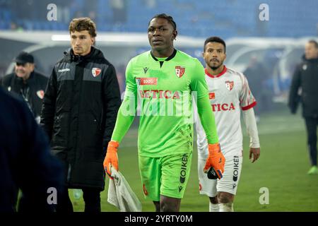 Basel, Schweiz. Dezember 2024. Basel, Schweiz, 04. Dezember 2024: Schlechte Stimmung bei Torhüter Timothy Fayulu (16 Sion) nach der Niederlage nach dem Schweizer Cup-Fußballspiel zwischen dem FC Basel 1893 und dem FC Sion im St. Jakob-Park in Basel. Philipp Kresnik (Philipp Kresnik/SPP) Credit: SPP Sport Press Photo. /Alamy Live News Stockfoto