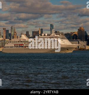New Yorker Stadtbild. New York Hafen mit Kreuzfahrtschiff. Reisen und Seefahrten. New York Yacht. Downtown New York. Stadt. NEW YORK CITY Stockfoto