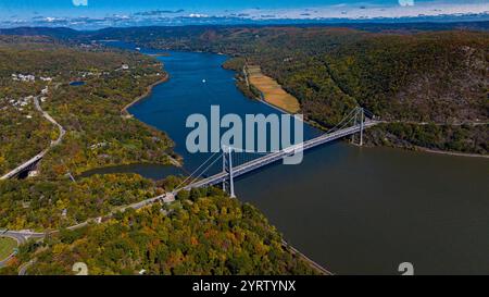 10/14/22 NY State, USA - aus der Vogelperspektive der Bear Mountain Bridge (US 6 und 202) über den Hudson River im Hudson River Valley, NY State Stockfoto
