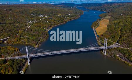 10/14/22 NY State, USA - aus der Vogelperspektive der Bear Mountain Bridge (US 6 und 202) über den Hudson River im Hudson River Valley, NY State Stockfoto