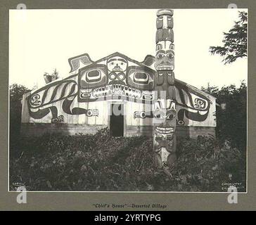 Häuptling bemaltes Haus mit Totempfahl, verlassenes Tlingit-Indianerdorf, Cape Fox, Alaska, Juli 1899 (HARRIMAN 242). Stockfoto