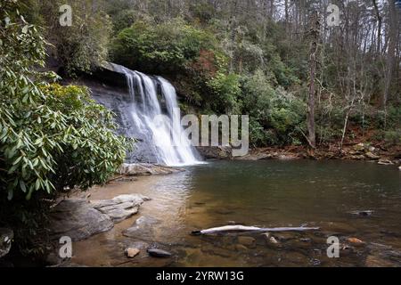 Silver Run Falls ergießen sich über eine felsige Klippe in einen großen Pool unter den Wasserfällen. Nantahala National Forest, North Carolina Stockfoto