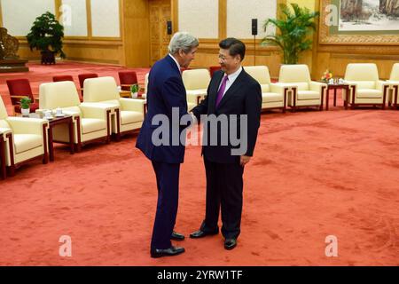 Der chinesische Präsident Xi schüttelt Minister Kerry vor ihrem bilateralen Treffen im Rahmen des Strategischen und Wirtschaftsdialogs zwischen den USA und China in Peking - 41 die Hand. Stockfoto