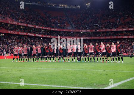 Bilbao, Spanien. Dezember 2024. Das Team of Athletic Club feiert während des LaLiga EA SPORTSPIELS zwischen Athletic Club und Real Madrid FC im Estadio de San Mames. Endergebnis Athletic Club 2:1 Real Madrid FC (Foto: Maciej Rogowski/SOPA Images/SIPA USA) Credit: SIPA USA/Alamy Live News Stockfoto