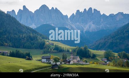 Eingebettet in das üppige Grün, blühen charmante Dörfer unter den majestätischen Gipfeln der Dolomiten. Santa Maddalena Val di Funes Italien Stockfoto