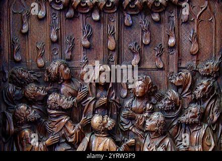 Choirstall Holzschnitzerei des Pfingstfestes, mit Feuerzungen, die auf die Apostel herabfallen, Detail, 1508-1519. Stockfoto