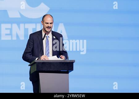 Buenos Aires, Argentinien - 4. Dezember 2024: Die Konservative politische Aktionskonferenz (CPAC) feierte ihr Debüt in Argentinien, in der prominente konservative Persönlichkeiten wie Lara Trump, Eduardo Bolsonaro und Präsident Javier Milei die Schlussrede hielten. Die Konferenz hob gemeinsame libertäre und konservative Werte hervor und betonte wirtschaftliche Freiheit und individuelle Rechte, da Argentinien die Veranstaltung zum ersten Mal ausrichtet. (Foto der UNAR-AGENTUR) Stockfoto