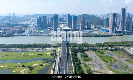 (241205) -- PEKING, 5. Dezember 2024 (Xinhua) -- ein Luftdrohnenfoto vom 4. Dezember 2024 zeigt einen Blick auf die Lotusbrücke, die den südchinesischen Macao und Hengqin der Stadt Zhuhai in der südchinesischen Provinz Guangdong verbindet. Im Jahr 2021 beschlossen die chinesischen Zentralbehörden, die Zone Guangdong-Macao für eine intensive Zusammenarbeit in Hengqin, Stadt Zhuhai, zu errichten, was die Insel zu einem wichtigen neuen Wachstumspunkt für die Wirtschaft Macaus machte. Bis 2035 dürfte das 106 Quadratkilometer große Gebiet zu einem starken Wachstumsmotor für den Wissenschafts- und Technologieinnovationskorridor Guangzhou-Zhuhai-Macau werden und zur Förderung beigetragen haben Stockfoto