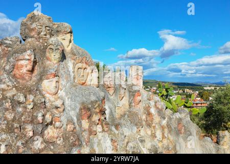 In Felsen gehauene Köpfe in Enchanted Castle, Sciacca, Agrigento, Sizilien, Italien Stockfoto