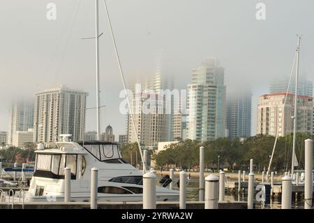 Blick auf SW über die Vinoy Yacht Basin Marina in St. Petersburg, FL. Am frühen Morgen erhebt sich leichter Nebel an sonnigen Tagen mit Reflexionen. Boote und Gebäude Stockfoto