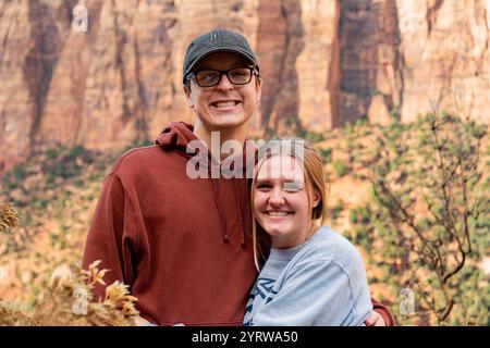 Ein Paar genießt einen fröhlichen Moment in der atemberaubenden Landschaft des Zion-Nationalparks Stockfoto