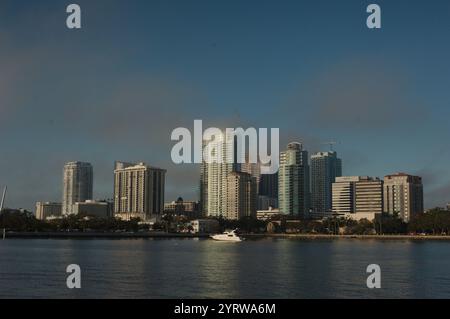 Blick auf SW über die Vinoy Yacht Basin Marina in St. Petersburg, FL. Am frühen Morgen erhebt sich leichter Nebel an sonnigen Tagen mit Reflexionen. Boote und Gebäude Stockfoto