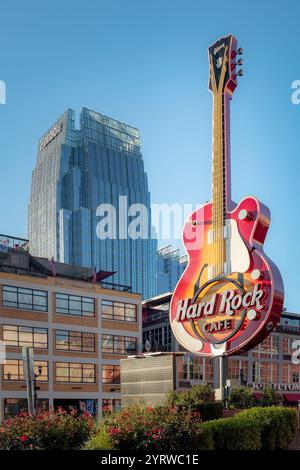 Riesiges rotes Hard Rock Cafe Gitarrenschild. Foto in Downtown Nashville entlang der Broadway Street Stockfoto