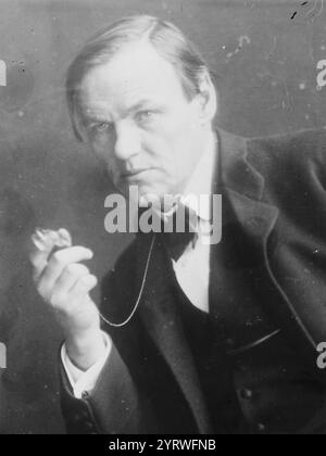 Clarence Darrow, 3-4 stehen, ein Bein angehoben Stockfoto